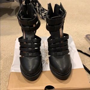 Cut out black wedge great condition